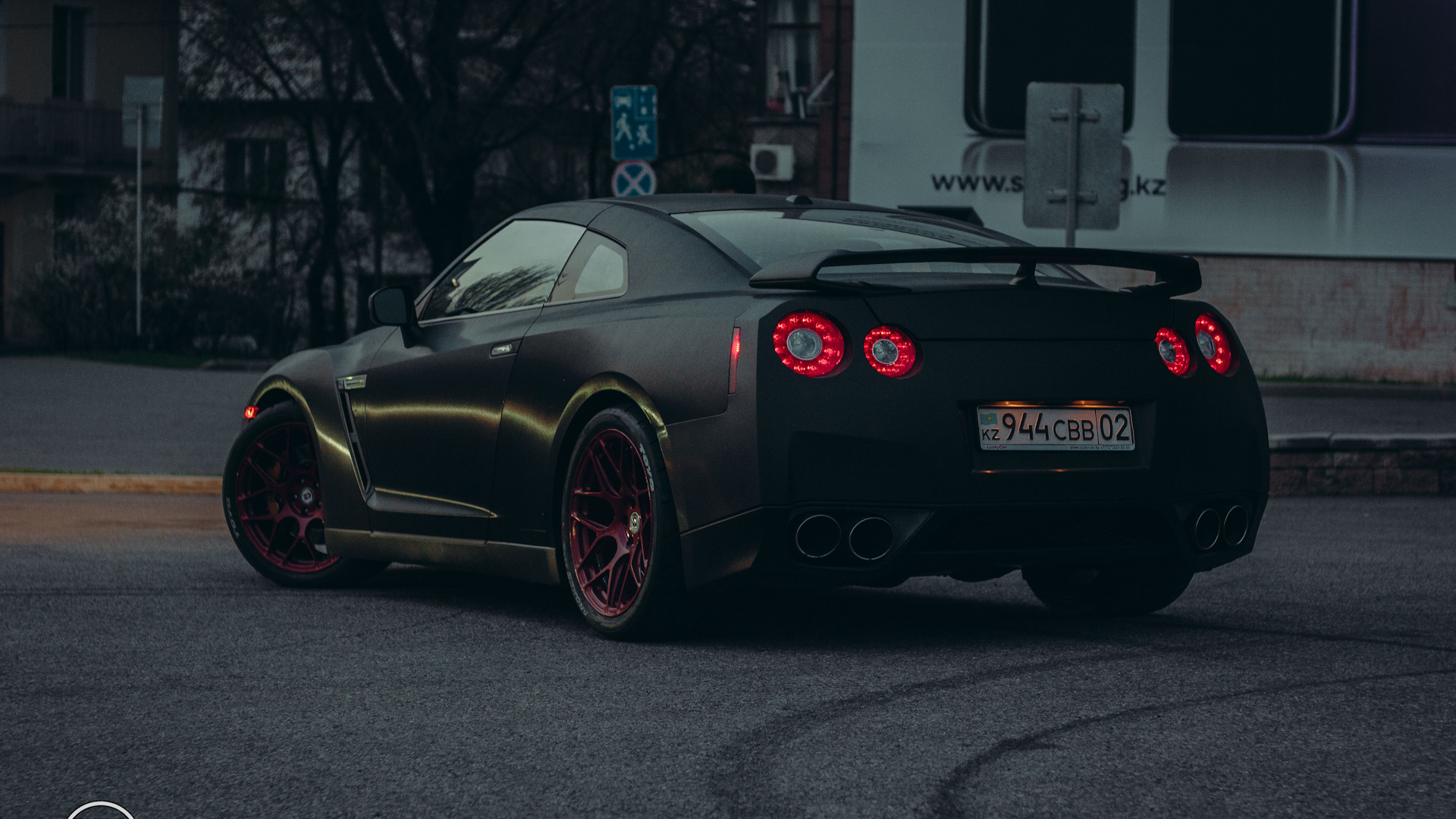 Nissan GTR r35 красный матовый