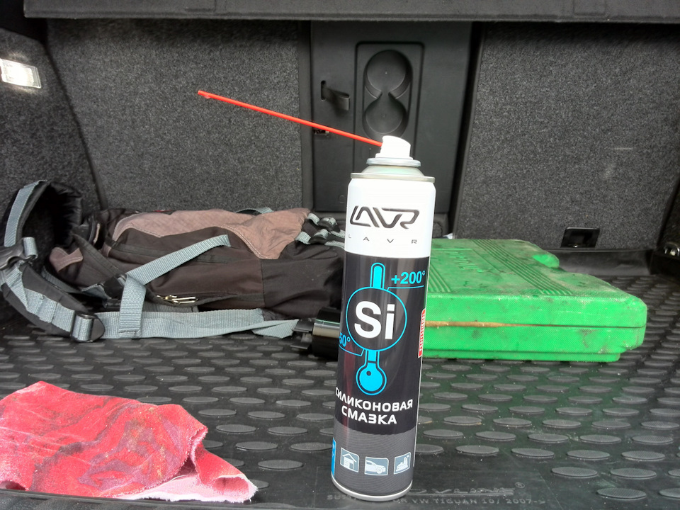 Обработка уплотнителей дверей силиконом — Volkswagen Tiguan (1G), 2 л ...