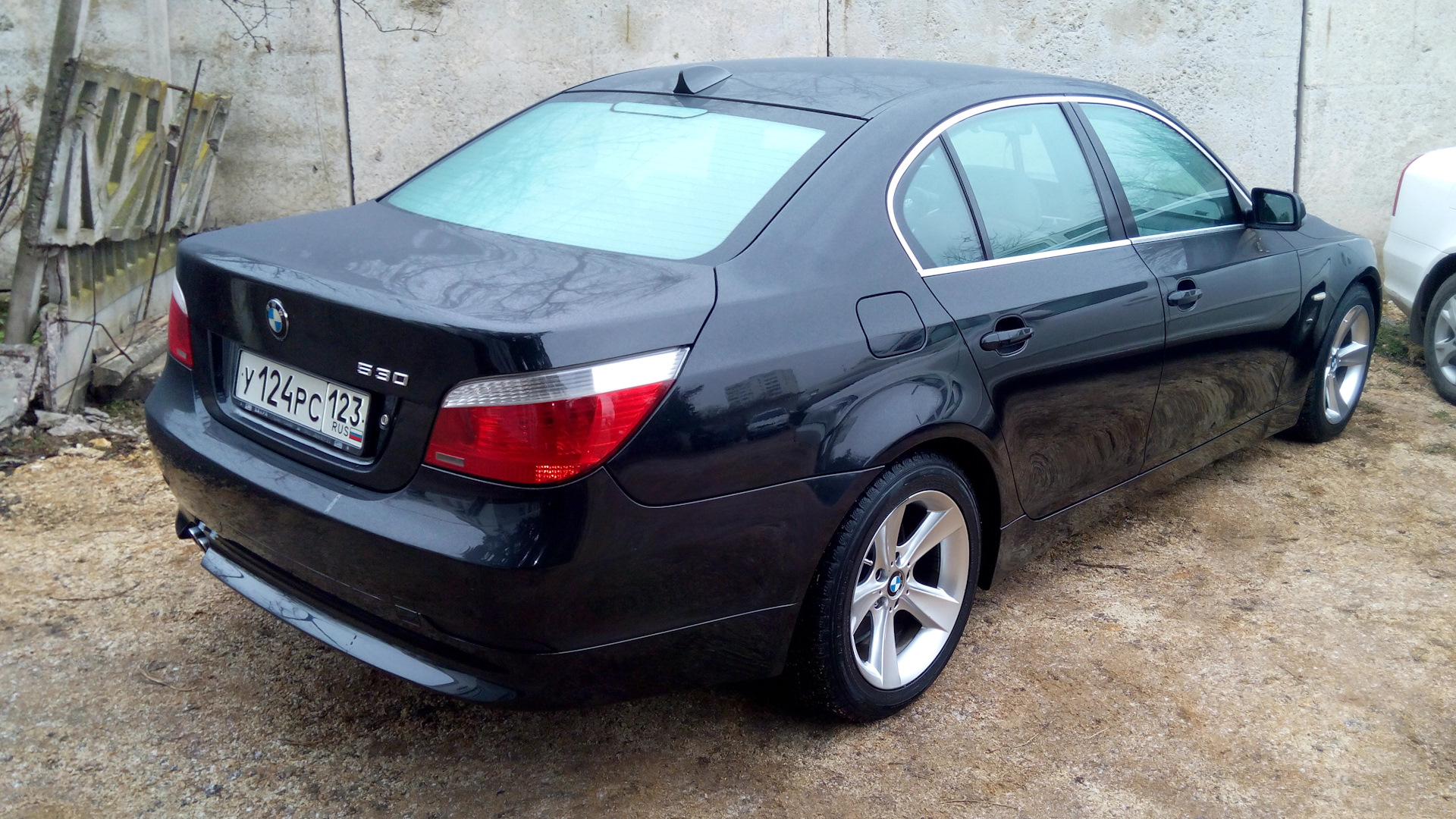 Купить б/у BMW 5 серии V (E60/E61) 530xi 3.0 AT (258 л.с.) 4WD бензин автомат в 