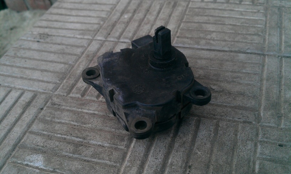 Замена моторедуктора печки — Lada Приора седан, 1,6 л, 2008 года ...