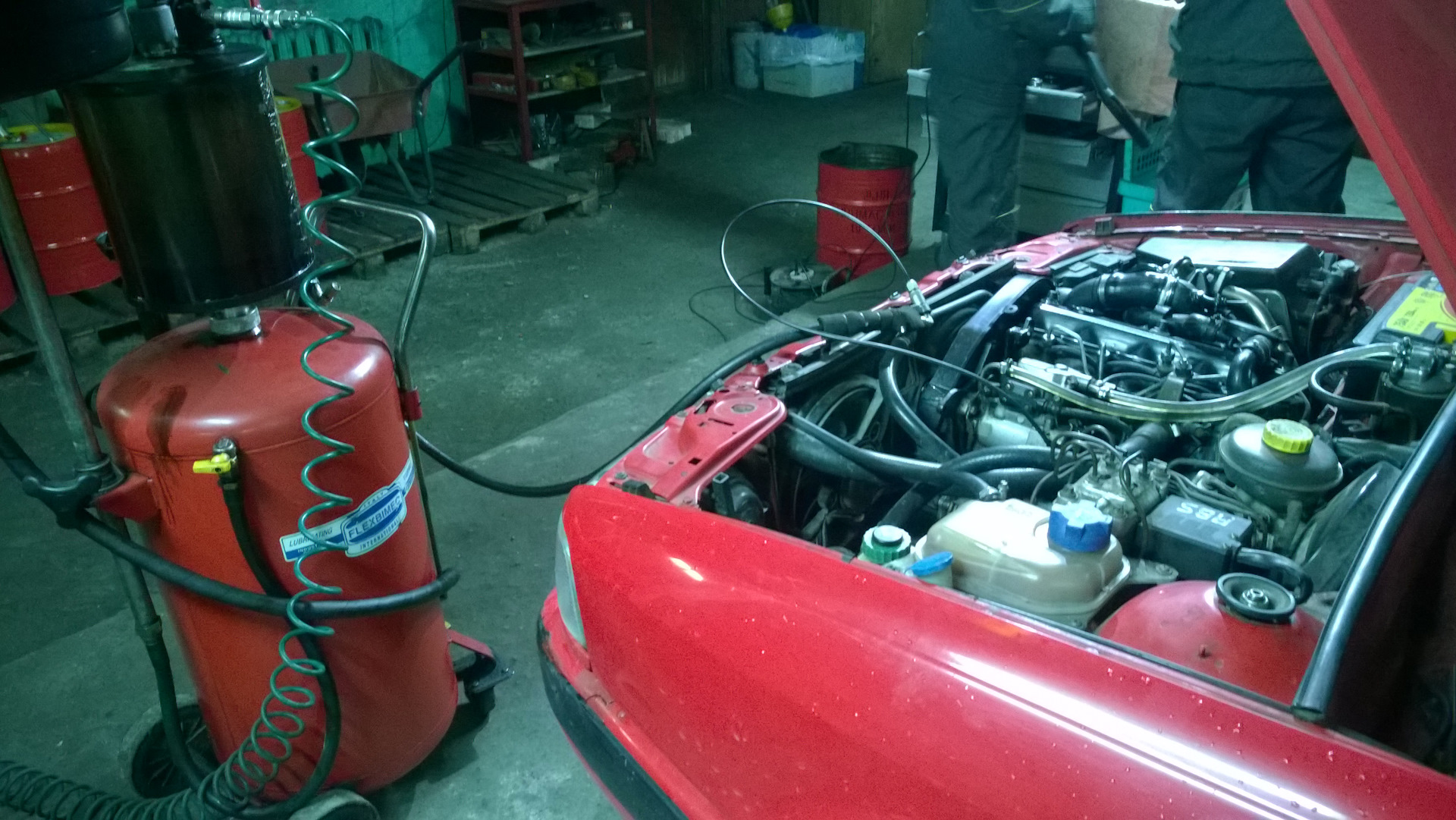 Внеплановая замена масла с промывкой — Audi 80 (B4), 1,9 л, 1995 года ...