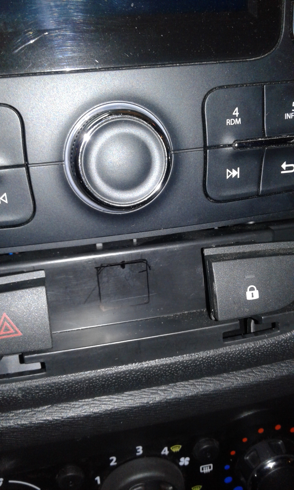 Снимаем накладку и делаем разметку. — Lada XRAY