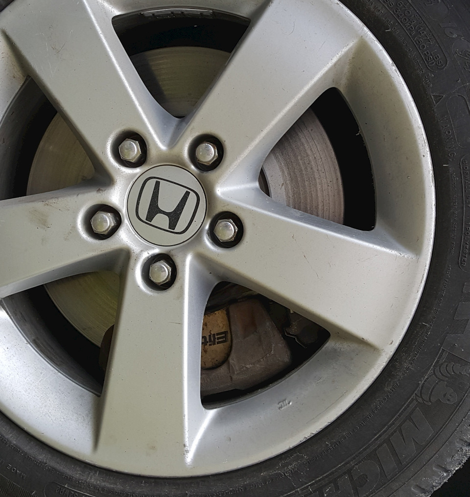 Эффект: тормозит Honda Civic 4D 2008 c тормозами от Аккорда ЕВРО-Р определённо лучше. Шире раза в 1.5 стал диапазон от начала нажатия педали до срыва в АБС-торможение. как-то так это можно описать. Вчера катался по городу. и по старым мышечным ощущениям… останавливался на 3-4 метра раньше обычного перед машинами с такой же силой нажатия на педаль тормоза как на стоке. И это ещё на не притёртых дисках. — Honda Civic 4D (8G)