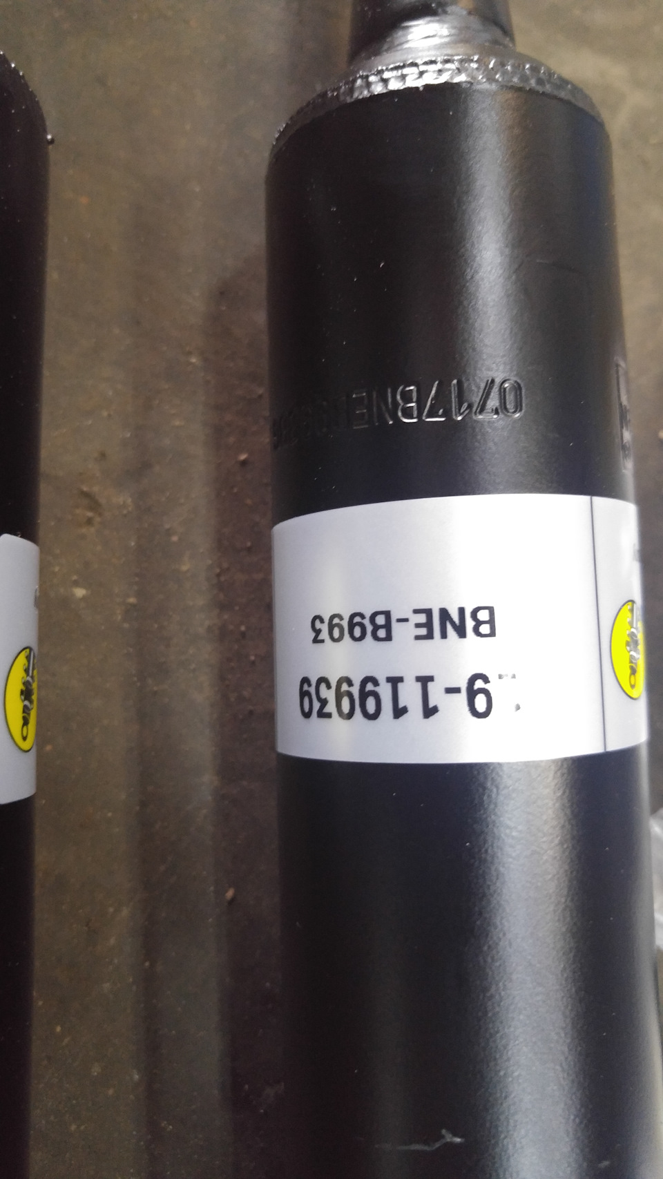 Номер стоек бильштейн для 1бе перед — Volkswagen Passat B5. Запчасти на фото: BNEB993