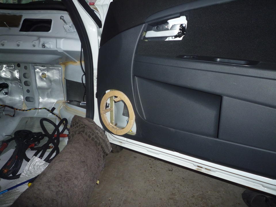 Динамики под сиденье приора. 4 динамика в заднюю полку приора седан. Приора седан автозвук саб. Заводские колонки приора 2. 3х25 динамика приора.