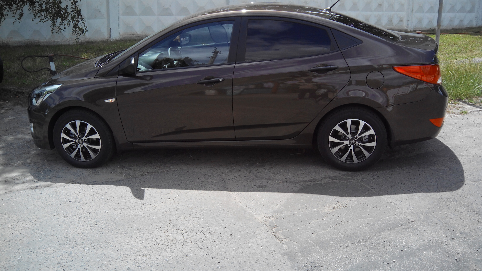 Hyundai Solaris 1.6 бензиновый 2014 | Шоколад на DRIVE2