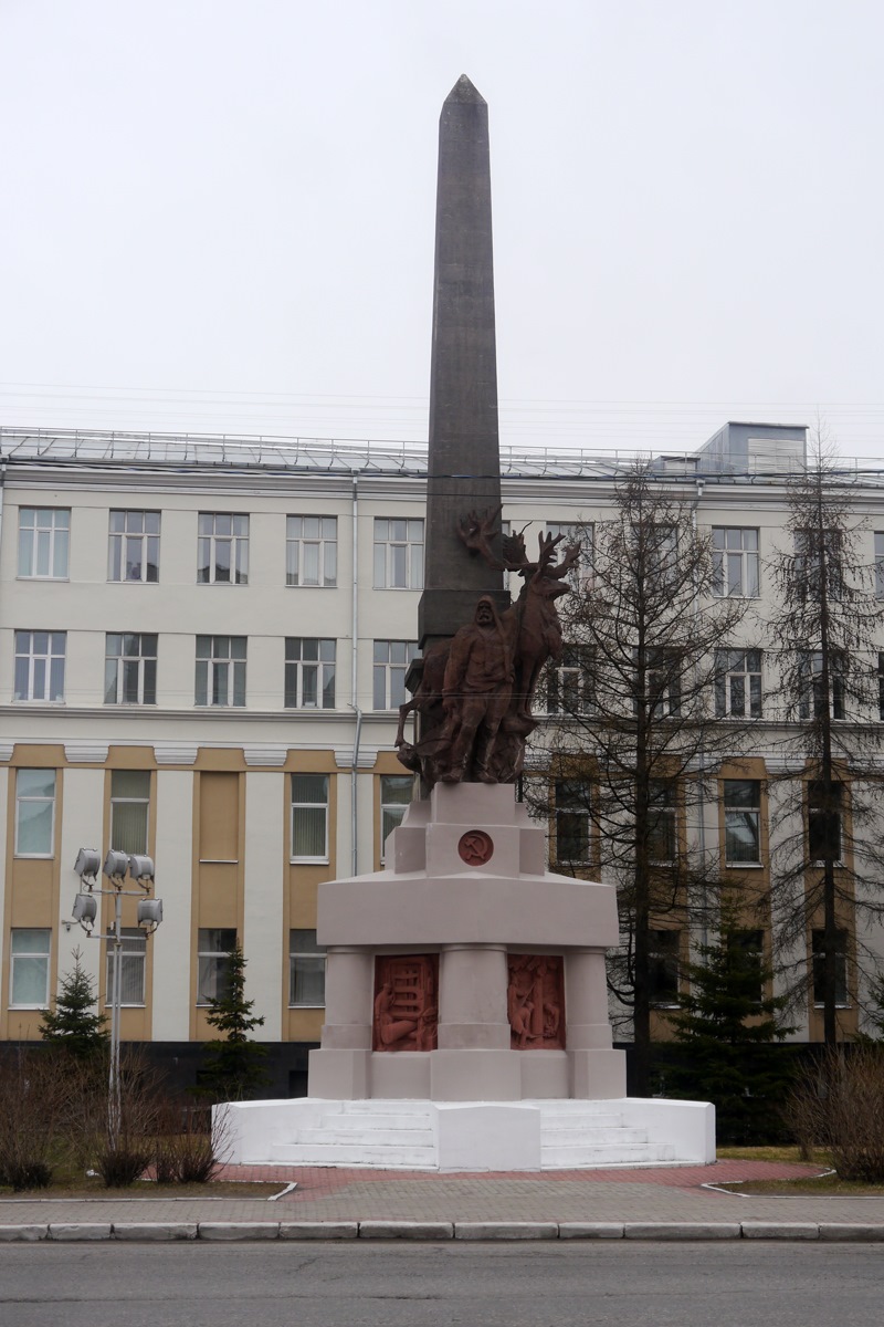 Памятник севера. Памятник Обелиск севера в Архангельске. Обелиск покорителям севера Архангельск. Памятник покорителям севера Архангельск. Обеликс севера Архангельск.