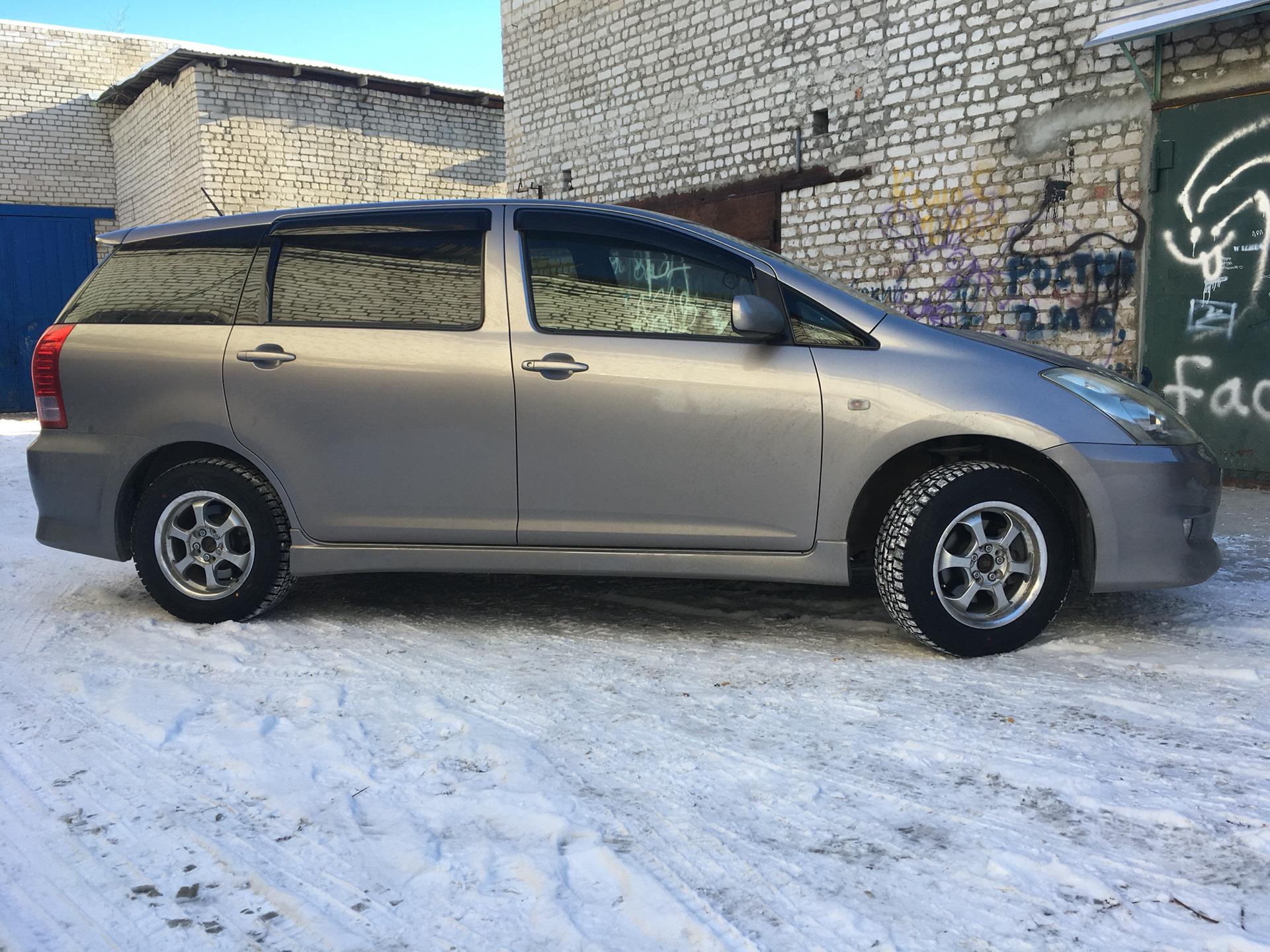 Резина на тойота виш. Toyota Wish 2005. Toyota Wish 2010 проставки. Тойота Виш клиренс. Размеры Тойота Виш 2005.