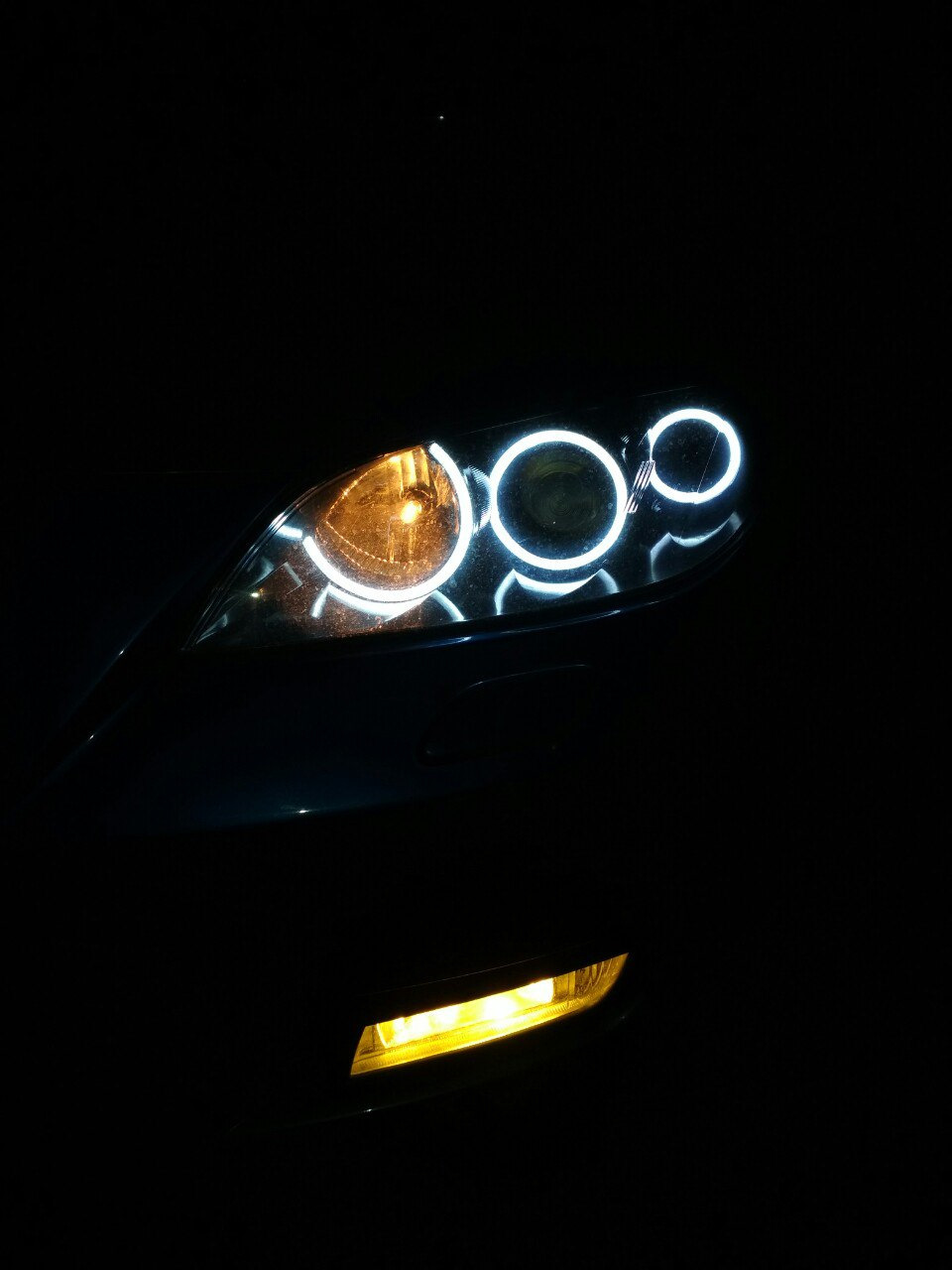 Дальний в пол (вообще-то треть) накала. Включение реле при >13,4v ...