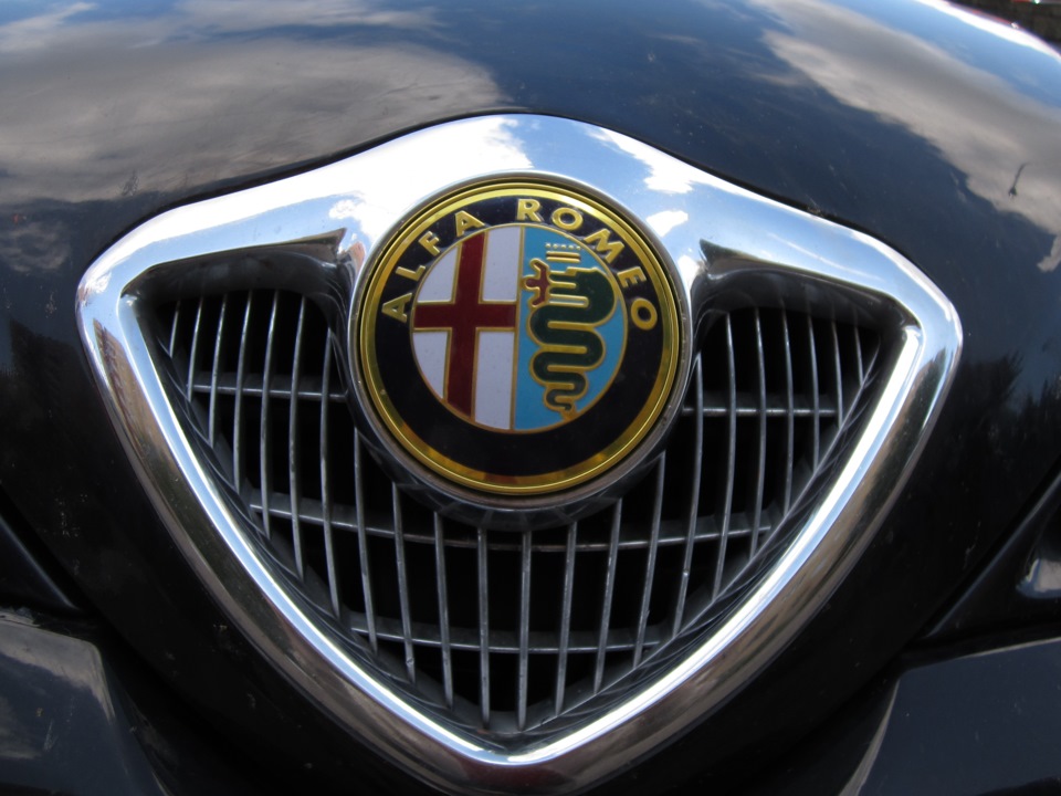 Круглые знаки машин. Альфаромео значкк авто. Альфа Ромео шильдик. Alfa Romeo значок на машине.