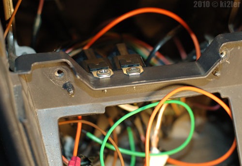 Релюшки вот тут хорошо разместились — Nissan Wingroad (Y11)