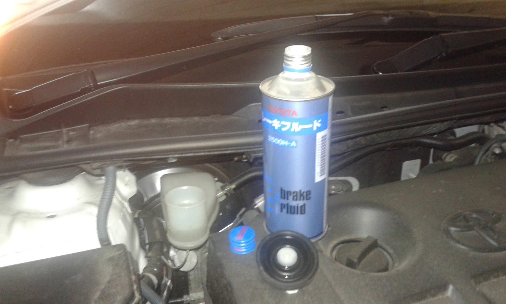 Долив тормозной жидкости. — Toyota E160, 1,8 л, 2012 года | расходники ...