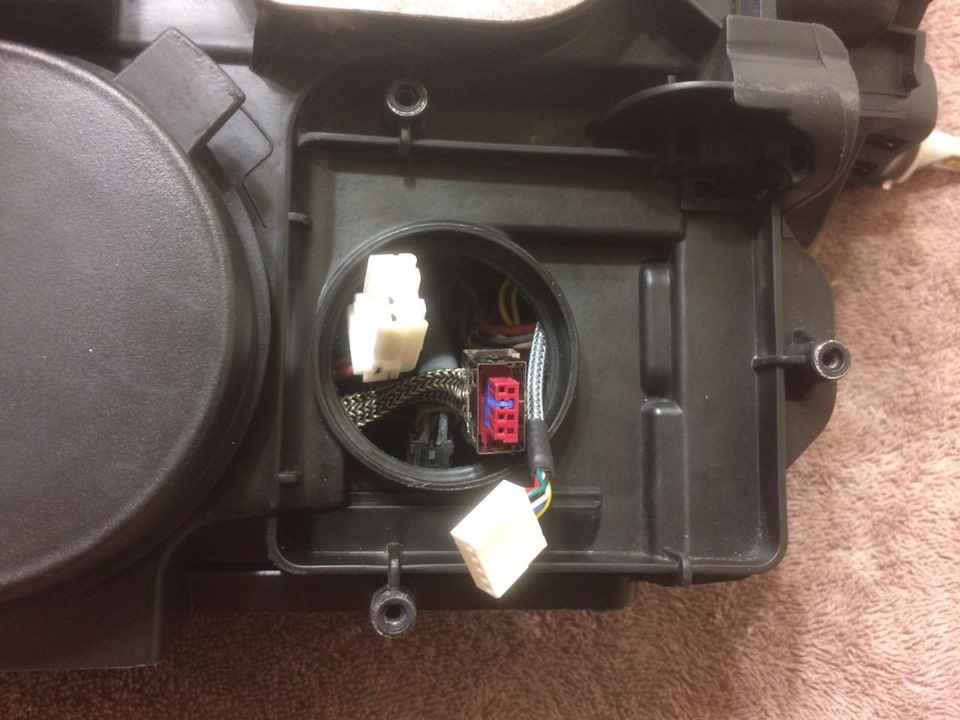 Протягиваем провод от LED к блоку драйвера — Audi Q7 (1G)