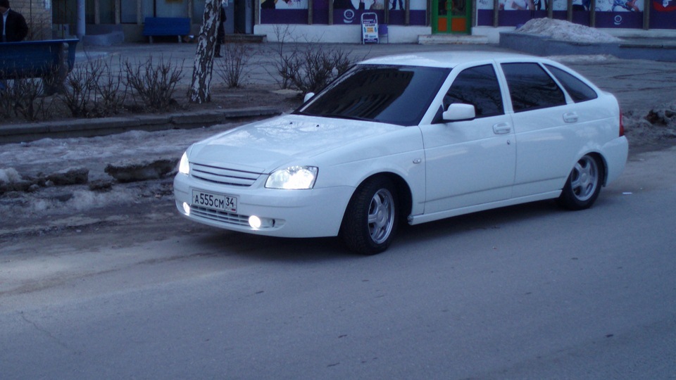 приора тюнинг белая хэтчбек фото