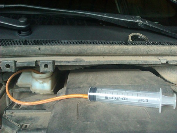 Меняем передние тормозные колодки — Ford Focus Sedan II, 1,6 л, 2008 ...