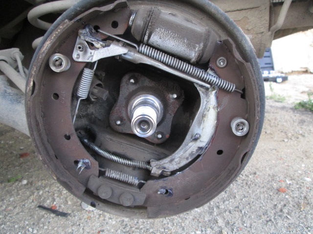 Скрип при нажатии или отпускании педали тормоза или ручника — Renault ...