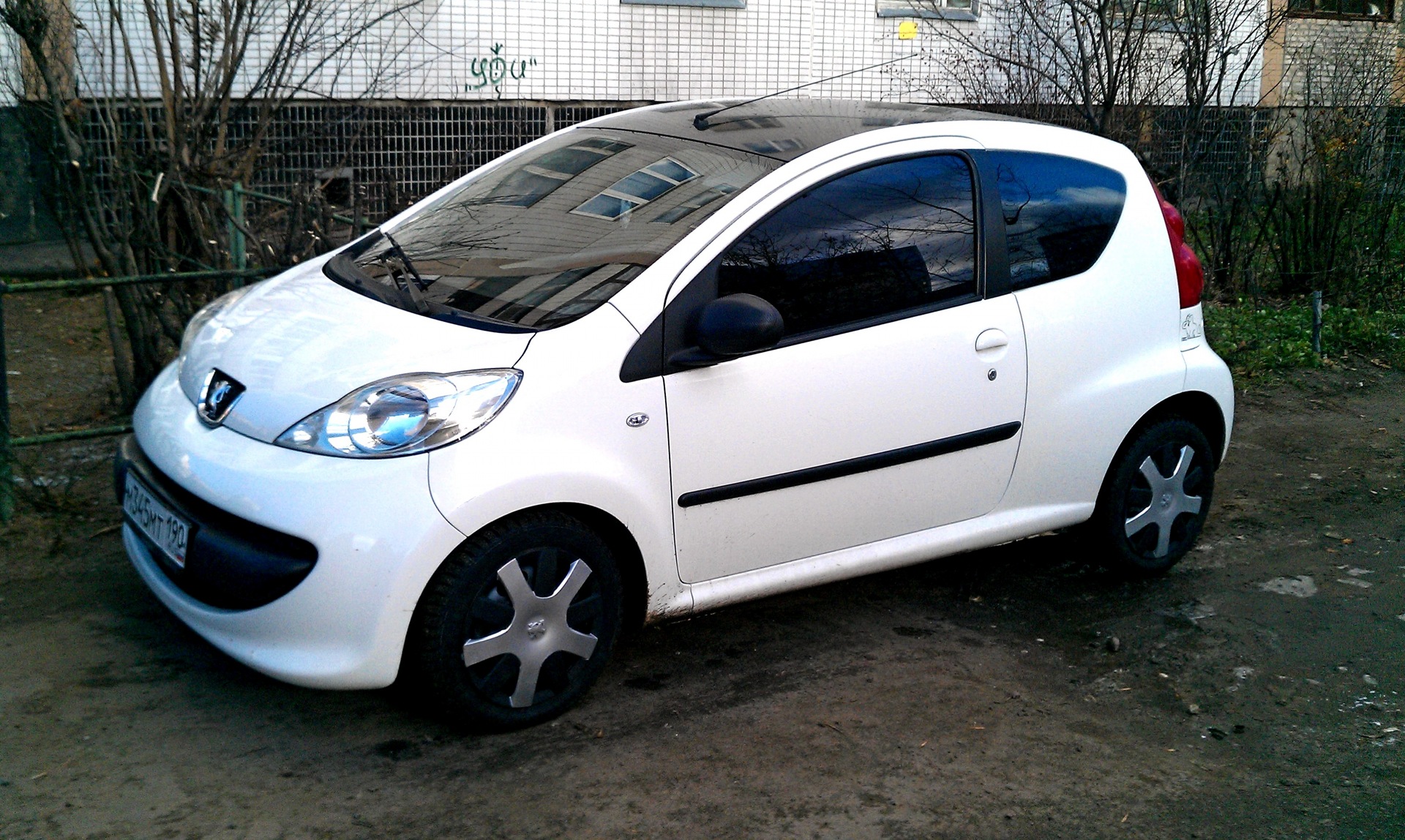 Обновил свои колпаки на колёсах — Peugeot 107, 1 л, 2008 года | тюнинг |  DRIVE2