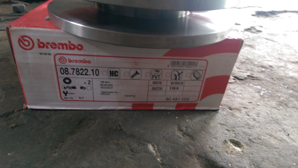 Задние дисковые тормоза для матиза. a640e12s 960. Задние дисковые тормоза для матиза фото. Задние дисковые тормоза для матиза-a640e12s 960. картинка Задние дисковые тормоза для матиза. картинка a640e12s 960. Ничего особенного, никакого тюнинга, можете выдыхать.Просто превентивные меры.На момент вмешательства, с тормозами был полный порядок. Передние колодки заводские, ещё где то 20% осталось, задние заводские остаток 60%, задние тормозные цилиндры с горем пополам живы, неохотно но давят, ручник 5-6 щелчков, держал отлично. Но я то знаю, что такая радость на матизе не длится долго.Единственное что мне не нравилось, тёмный цвет тормозной жидкости.Решил обслужить задние механизмы.