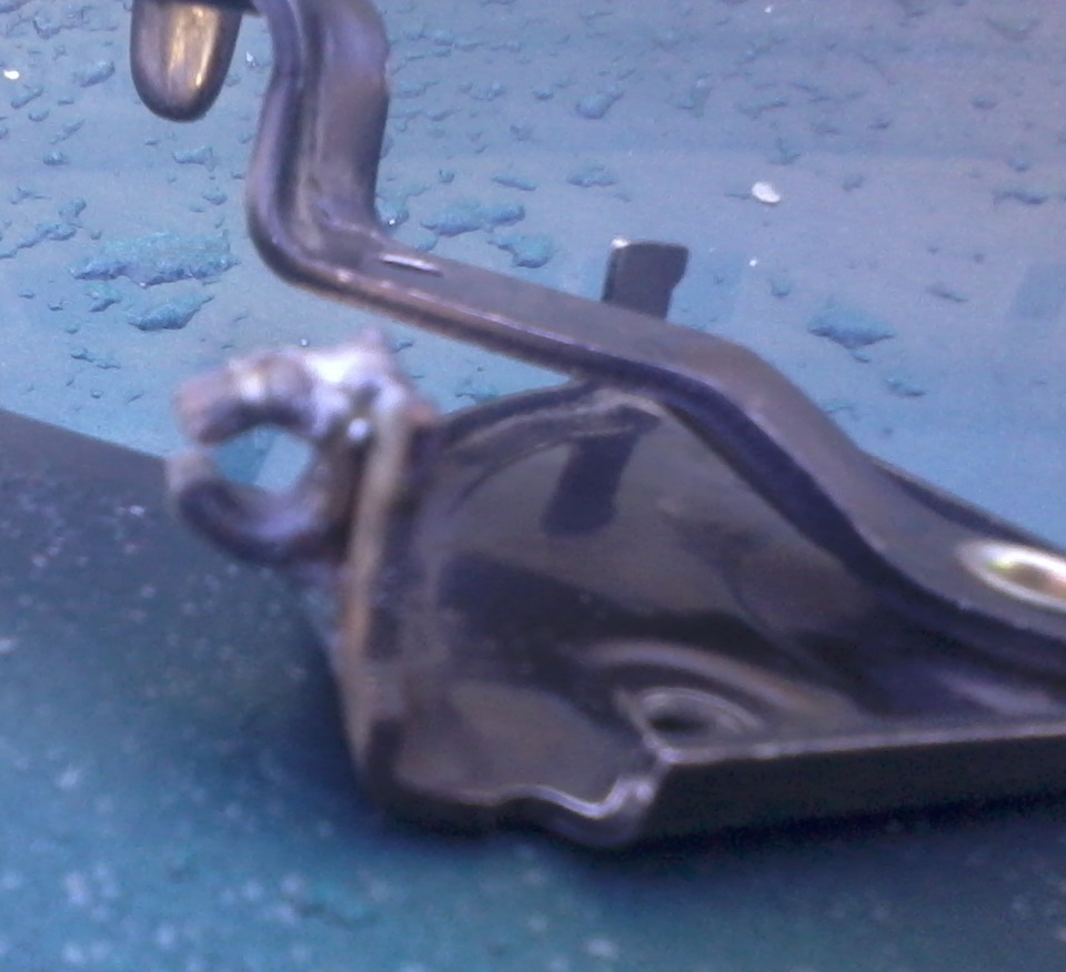 Тросик открывания капота. Достал… — DRIVE2