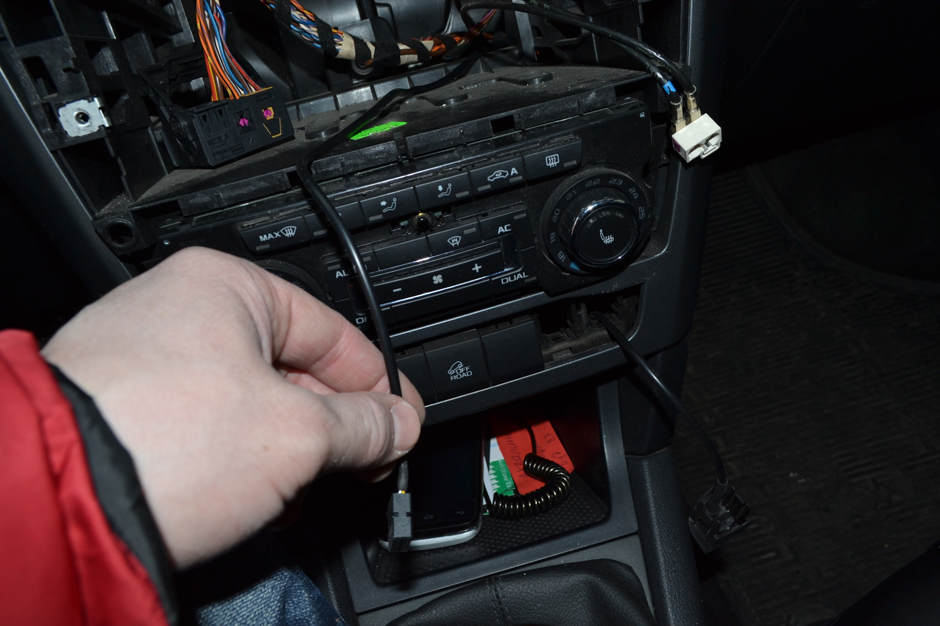 Шкода аукс. Aux Skoda Yeti. Аукс на Шкода етти. Аукс в Шкода Йети. Разъем USB aux Skoda Yeti.