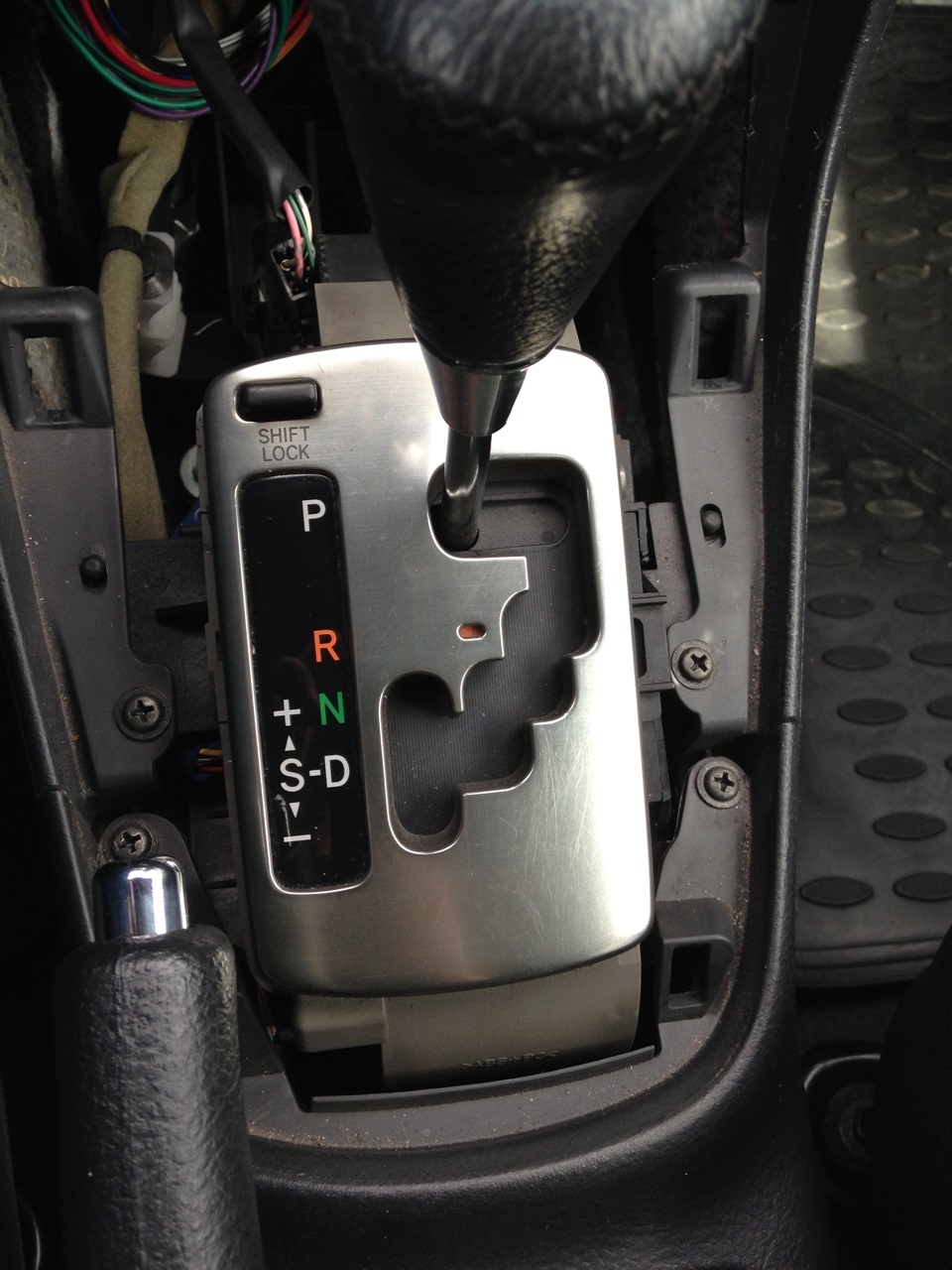 Шифт лок. Shift Lock Toyota rav4. Разъём Shift Lock ix35. Кнопка Shift Lock Nissan x-Trail t31 вариатор. Shift Lock Honda CRV 3.