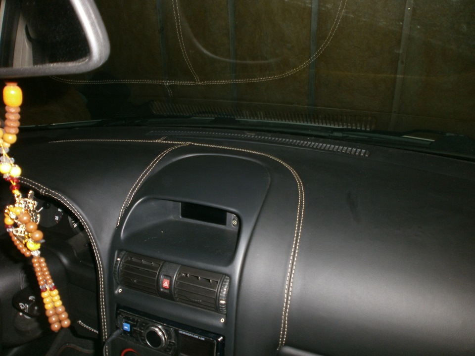 Чехлы стеганные x5 e70. Обтяжчик мягкой мебели. Обивщик (обойщик) мягкой мебели. Алькантара торпеда опель. Работа перетяжка.