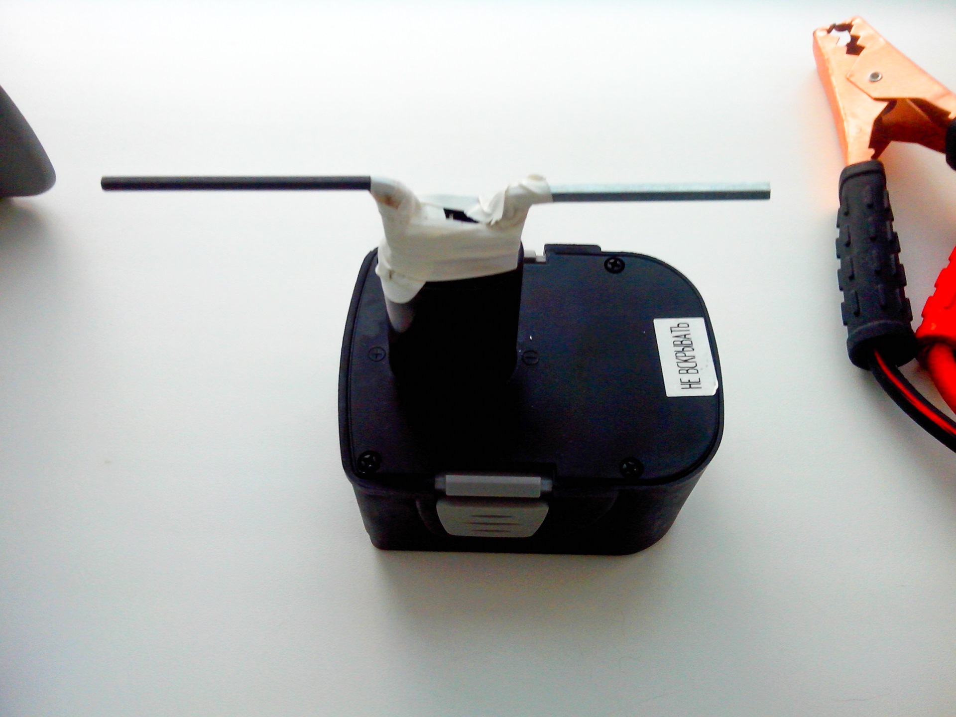 Прикурить от шуруповерта. Акб интерскол 12в. Фонарь интерскол 12в. Прикурить аккумулятор от шуруповерта. Прикурить от шуруповерта.