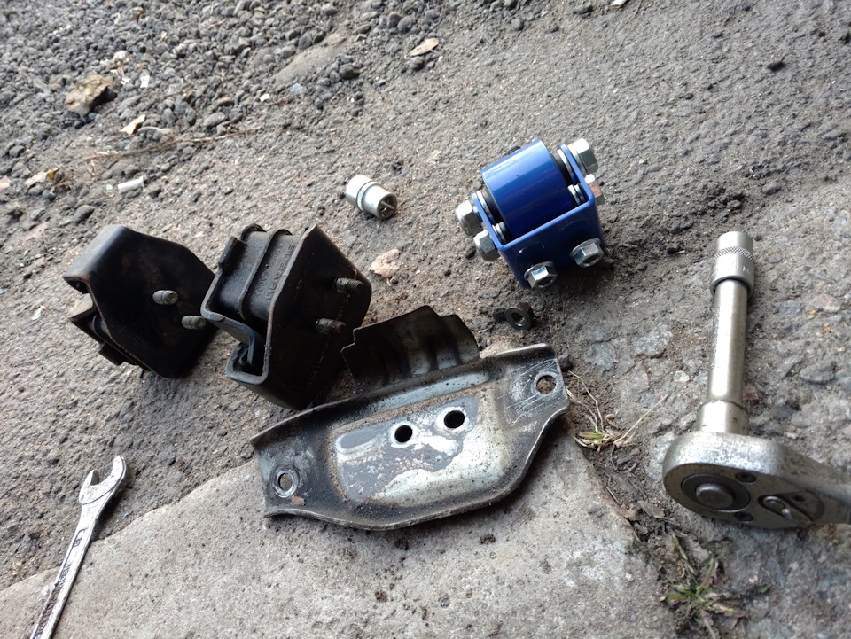 41022FA000 Кронштейн двигателя Subaru Legacy 3 2003 41022-FA000, 41031-FA090 куп