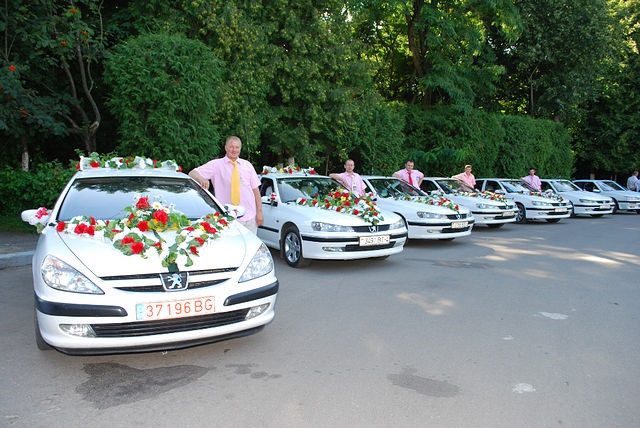 Свадебный кортеж песни. Кавказская свадьба кортеж. Армянский свадебный кортеж. Свадебный кортеж из роллс-ройсов. Свадебный кортеж песни.