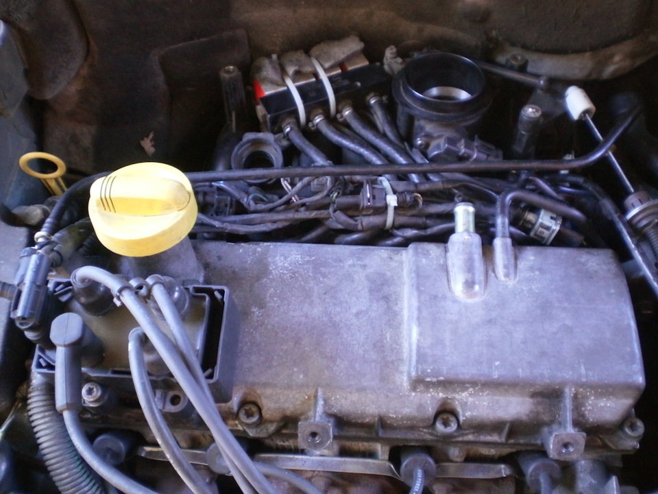 Фото моторного отсека и установка нового датчика разряжения во впускном ...
