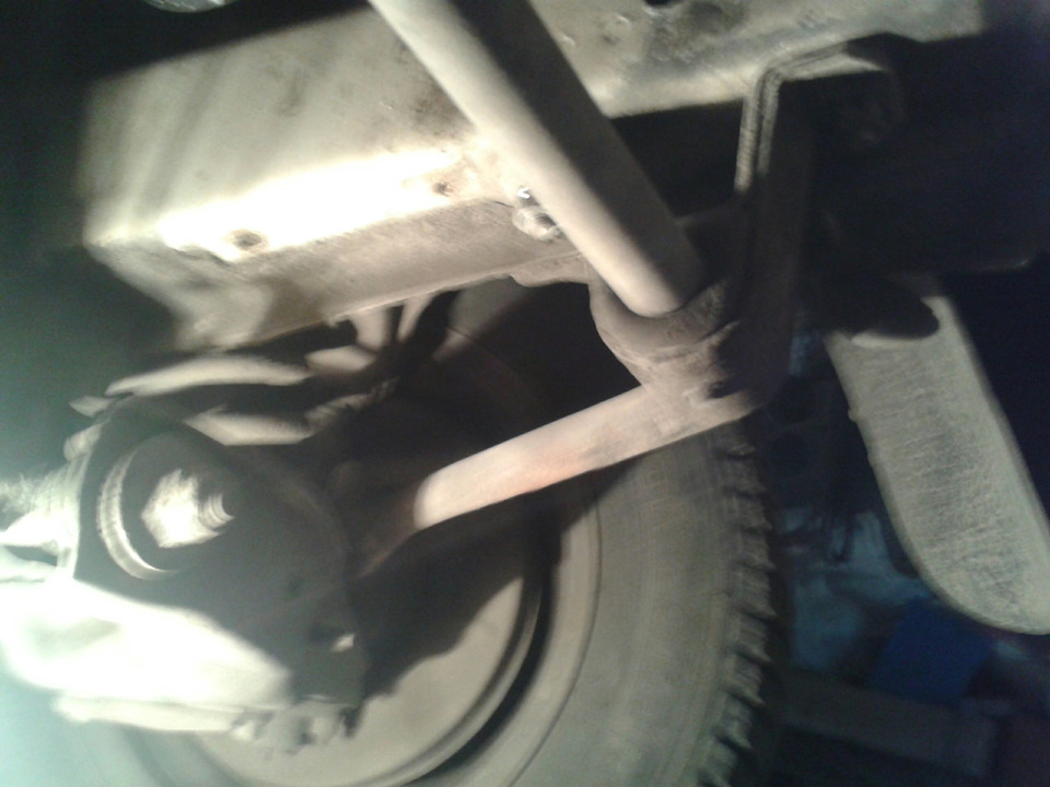 Замена резинок стабилизатора — Lada 21074, 1,6 л, 1995 года | своими ...