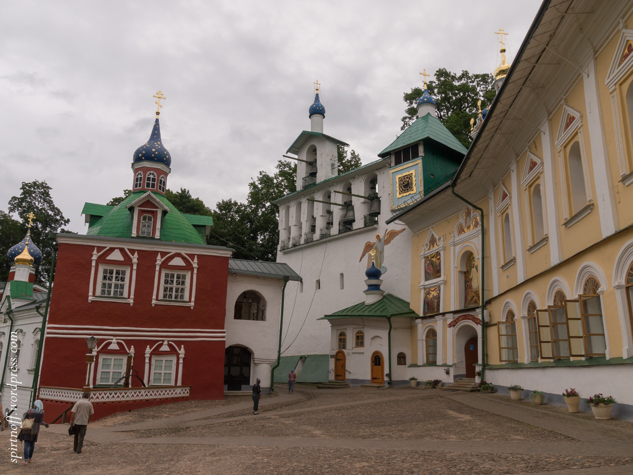 Свято успенского псково печерском монастыре. Псково-Печерский монастырь. Псково Печерский монастырь HD. Печоры Псково-Печерский монастырь вектор. Нафанаил Псково-Печерский монастырь.