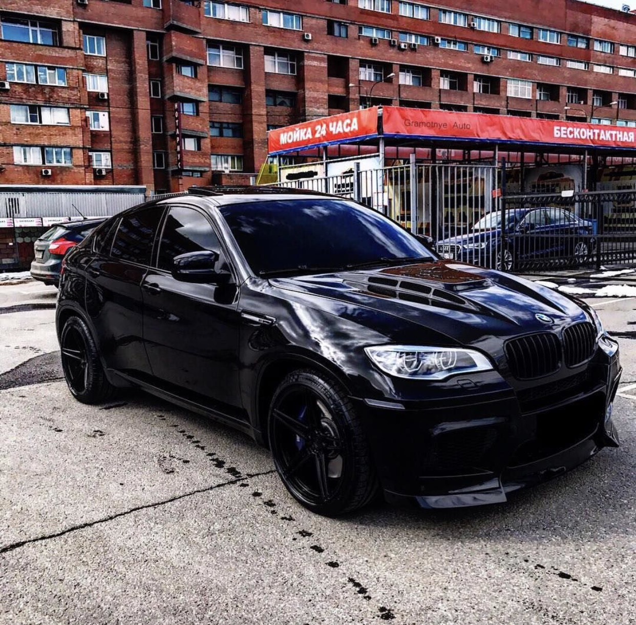 Black tuning. БМВ х6 черная. BMW x6 m черная. BMW x6m e71 чёрный. БМВ х6 черная тонированная.