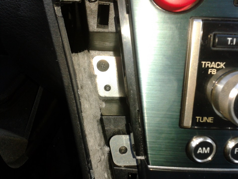 Саморезы находятся глубже чем остальные, и достать их оттуда без магнитной отвертки трудновато — Subaru Legacy (BL/BP)