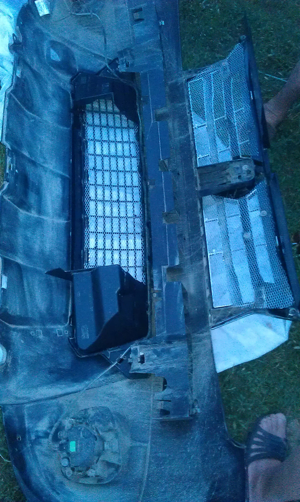 Бампер с решетками в сборе перед установкой на место — Renault Duster (1G)