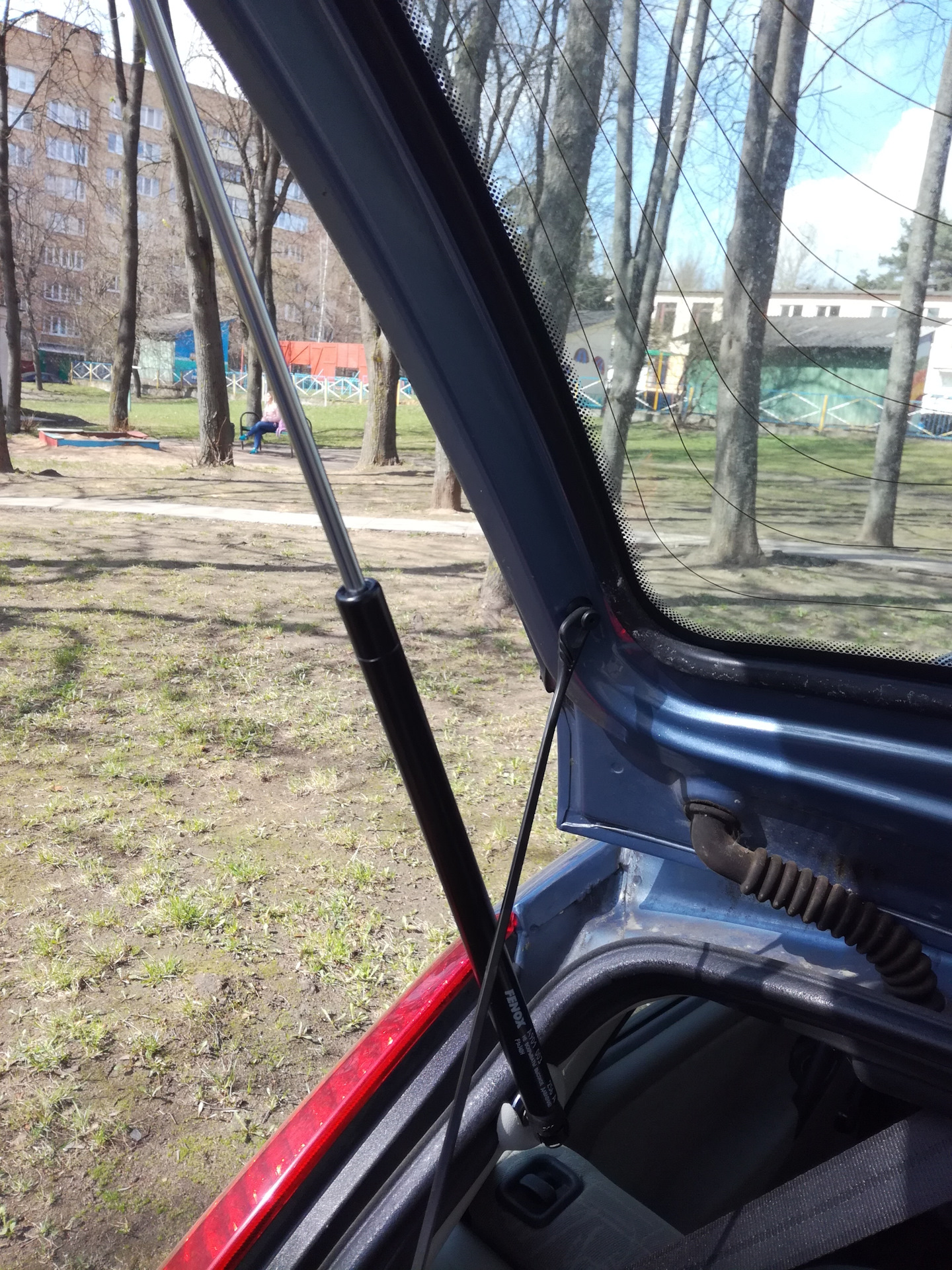 Как поменять амортизатор задней двери Замена упоры "хлопушки". - Lada Калина хэтчбек, 1,6 л, 2007 года своими руками D
