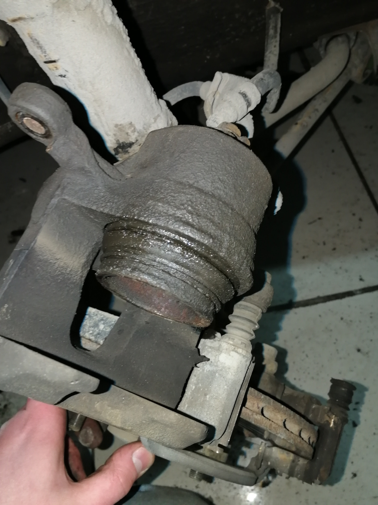 Суппорт задний audi a4 b7 поршень. Потек суппорт. Потек суппорт передний что делать. Смазка суппортов на ниссан альмера. Toyota land cruiser prado 120 переборка суппортов.