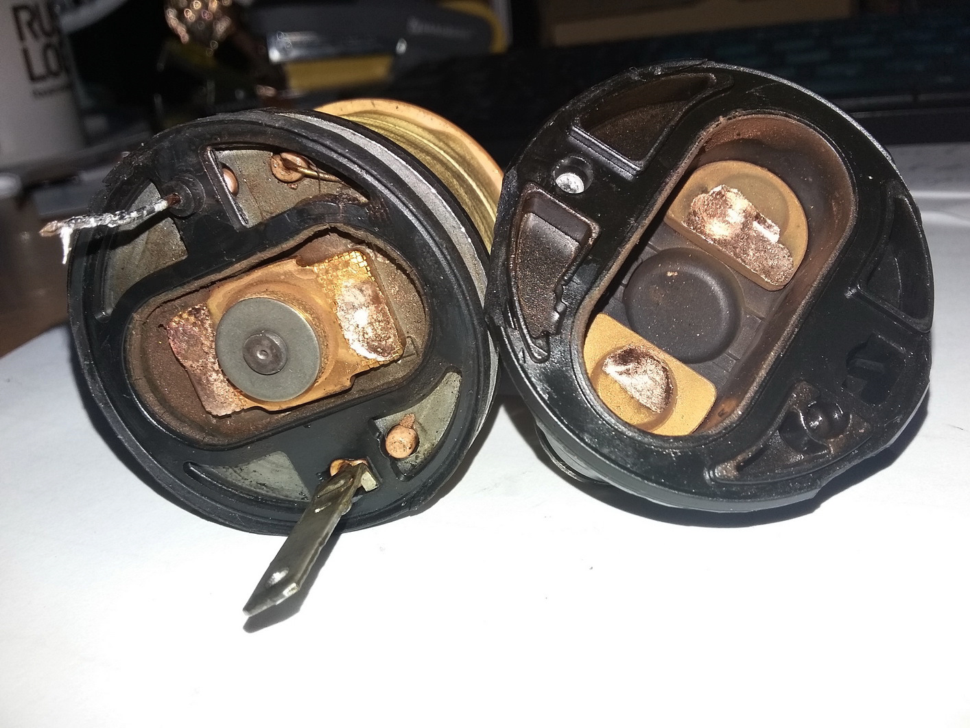 ваз 2114 залипают втягивающие. залипли пятаки. ремкомплект втягивающего реле нива. Mazda familia реле втягивающее стартера. 2114 залип стартер.