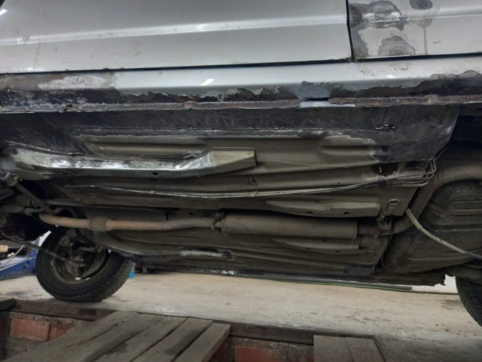 Заварил дно с водительской стороны — Lada Приора универсал