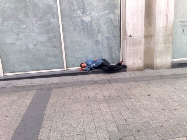 печальный случай. парень плачет. грустный парень. случай грустный. парень страдает.