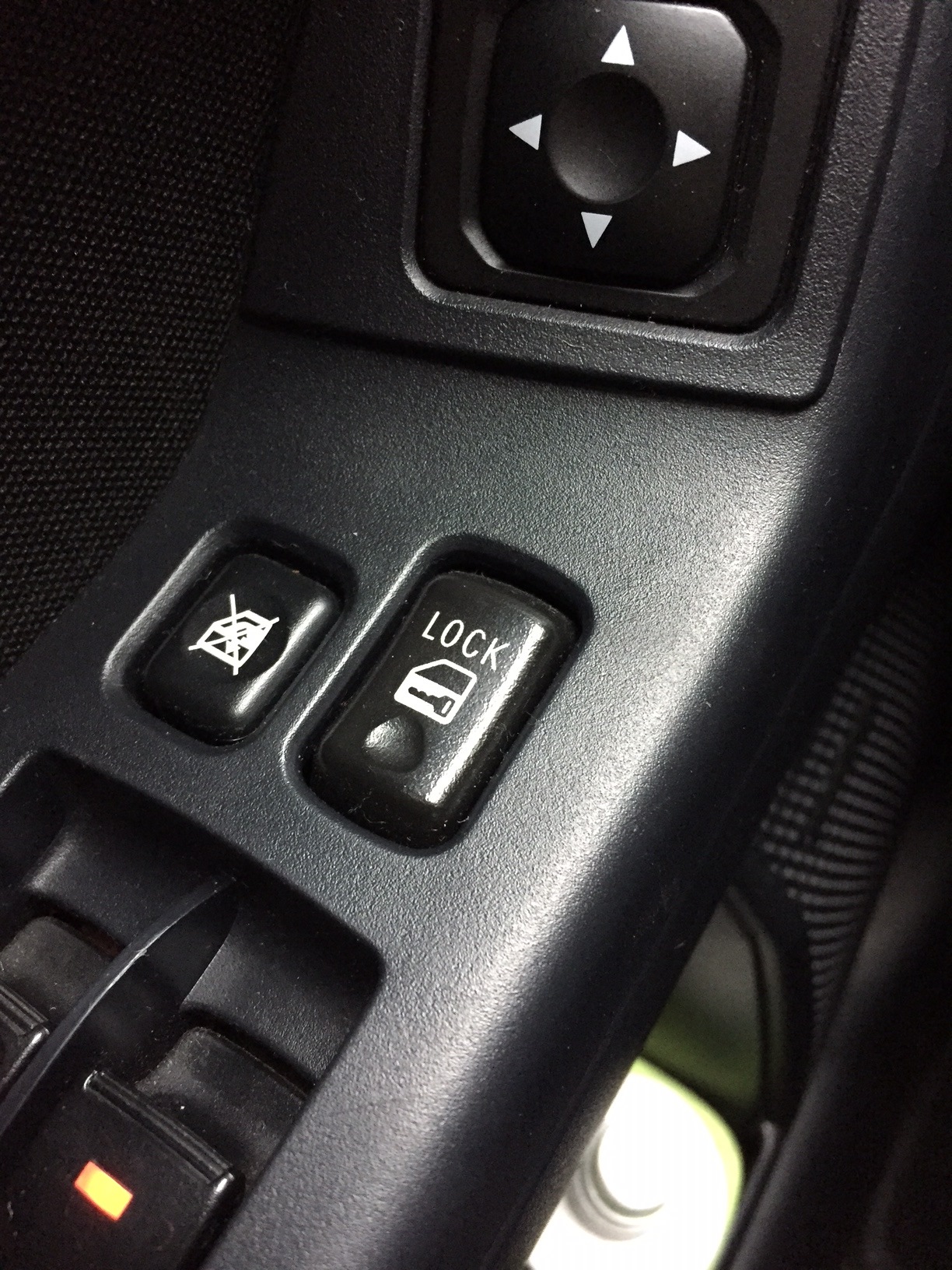 Кнопка блокировки купить. Лансер 10 кнопка блокировки дверей. Кнопка для Mitsubishi Lancer 10. Кнопка блокировки дверей Mitsubishi Lancer 10. Митсубиси Аутлендер 2013 кнопки центрального замка.