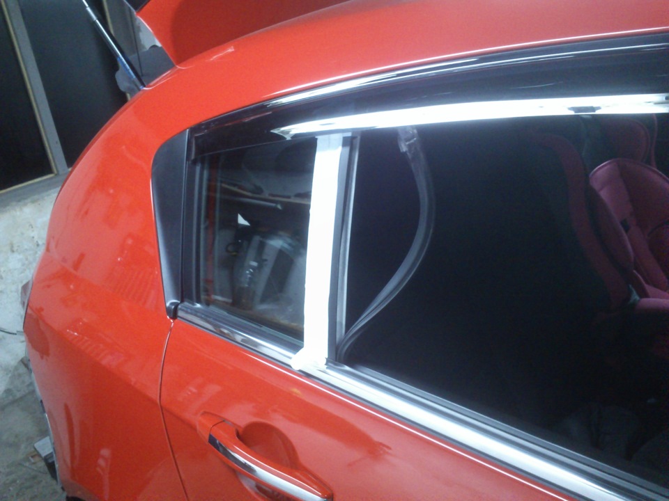 вздулась краска на рамке окна — Geely Emgrand EC7 RV, 1,8 л, 2013 года ...