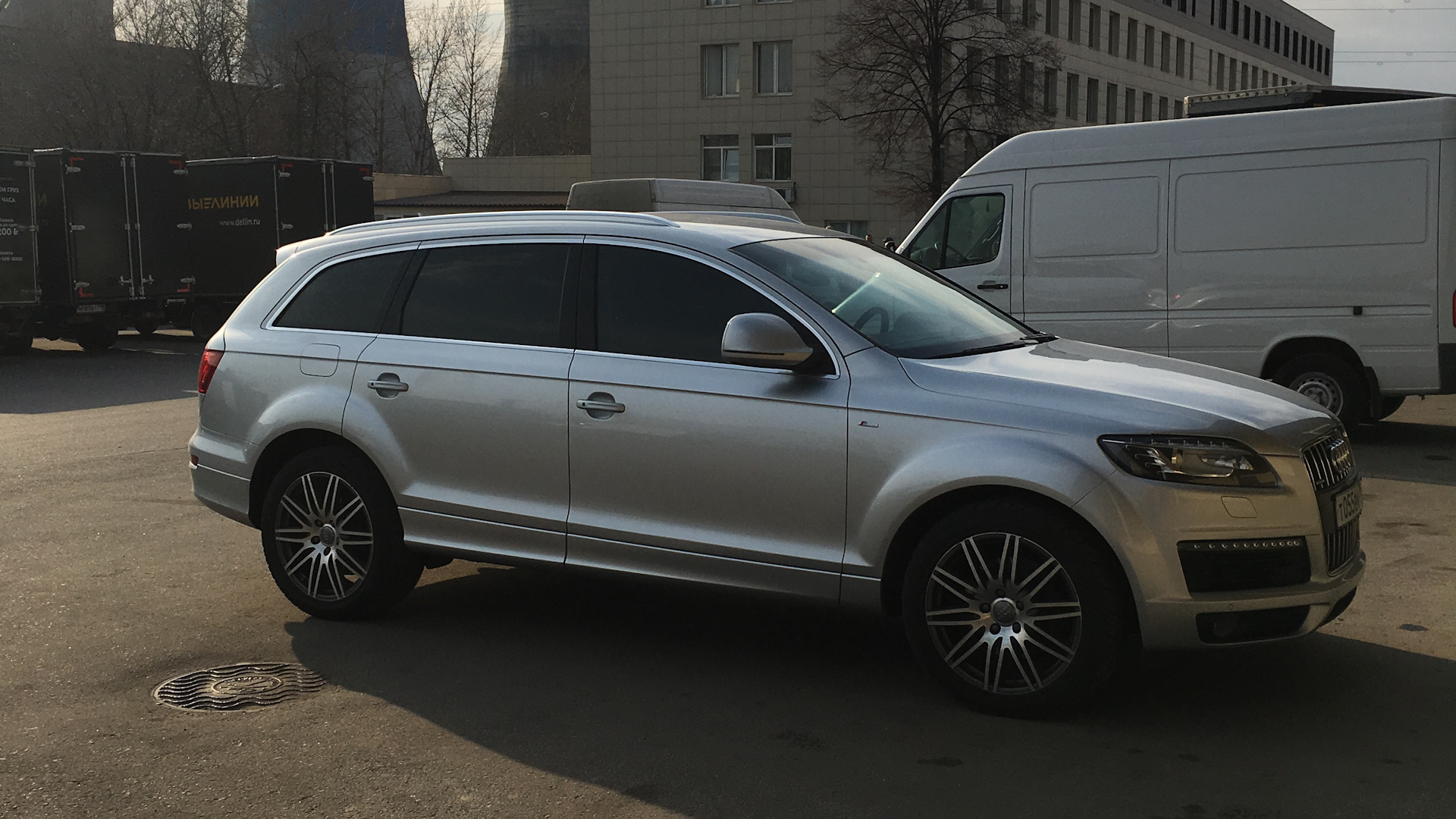 7 silver. Audi q7 серебро. Ауди q7 серебристый металлик. Q7 серебро r22. Ауди q7 2007 серебро.