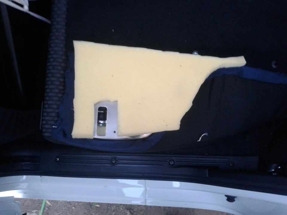 Накладка на торпедо калина 1. Отбойник багажника 1118 калина. Скрип вод сиденья калина. Скрип панели гранта. Скрип в задней части салона.