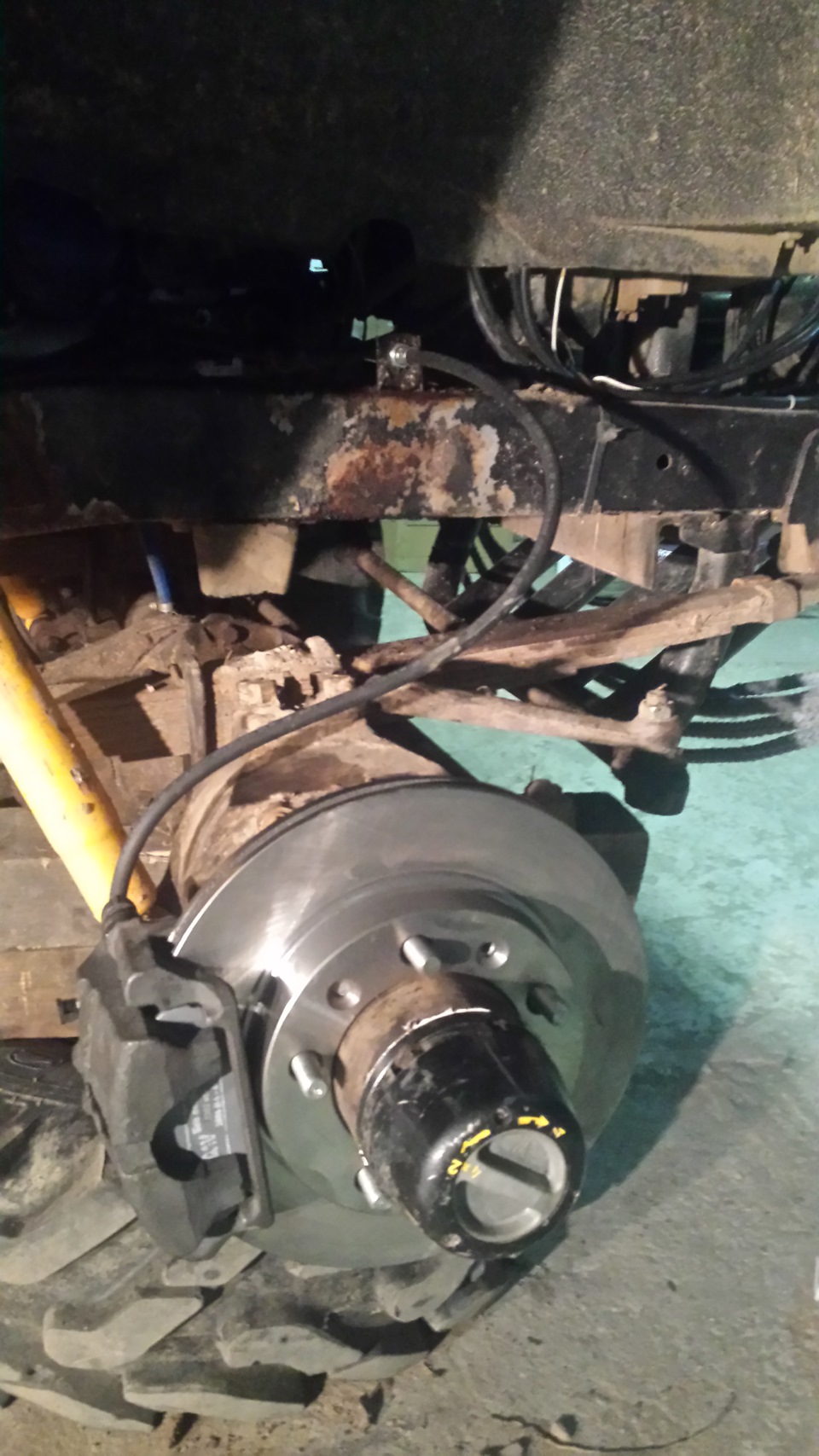 Поставил дисковые тормоза на передний мост и поменял сальник и войлок ...