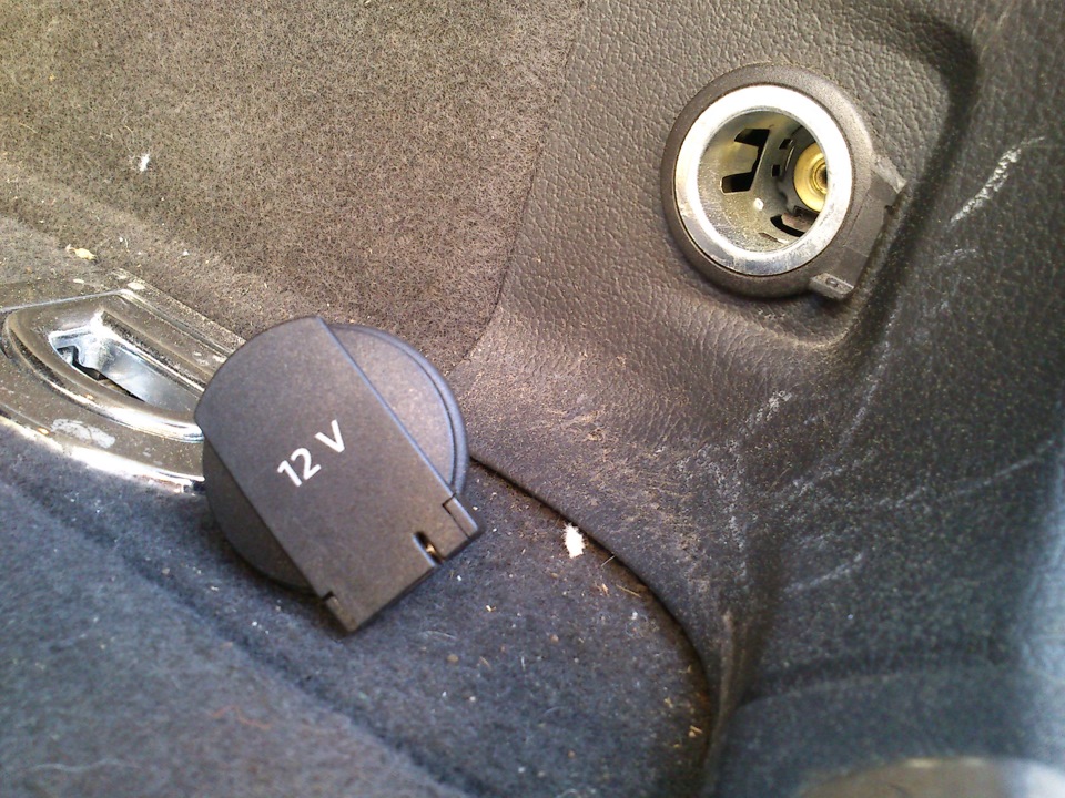 Как поменять крышку розетки Замена крышки розетки 12V - Audi A4 Avant (B7), 2 л, 2006 года своими руками DRI