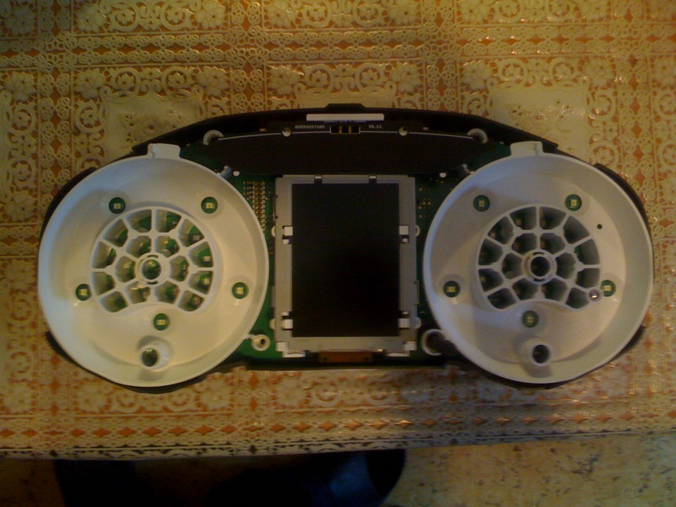 Приборная панель без шкал приборов и стрелок. В отверстиях световода отчётливо видны светодиоды подсветки — Skoda Octavia A5 Mk2