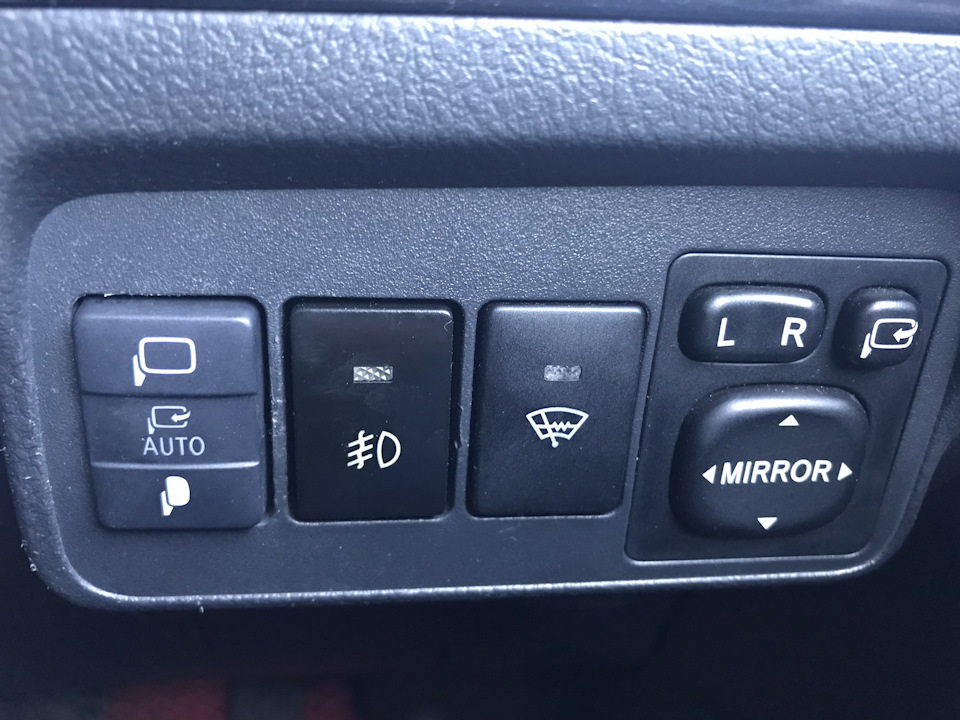 Toyota Corolla 2014 подогрев зеркал кнопка. Кнопка обогрева дворников Тойота Прадо 150. Тойота Королла 2008 кнопка off. Тойота Королла е150 кнопка зеркал.