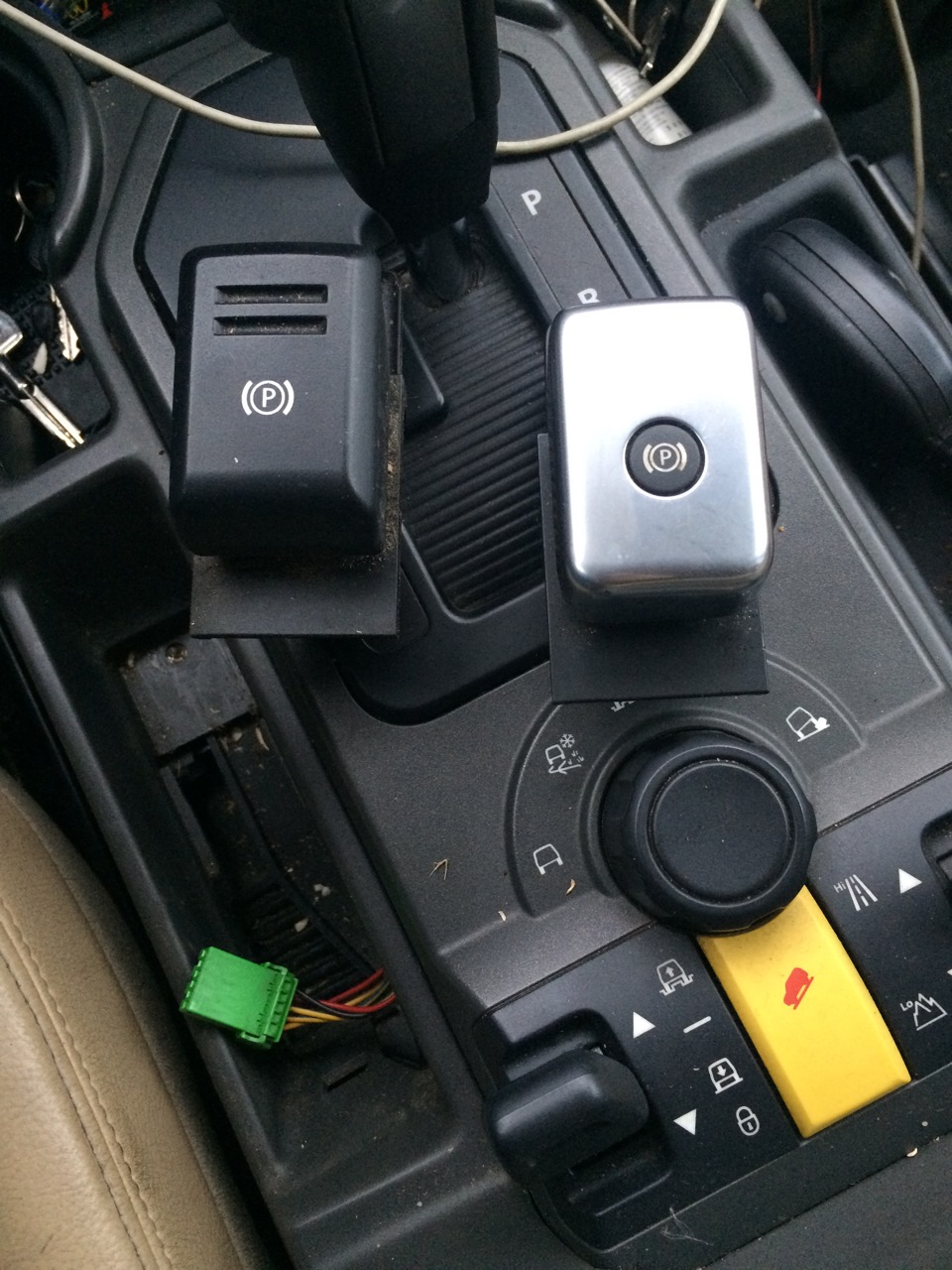Ручник дискавери. Кнопка ручника Лэнд Ровер Дискавери 3. Штатная кнопка доп света Land Rover Discovery 3. Ручник Land Rover Discovery 2. Стояночный тормоз Дискавери 3.