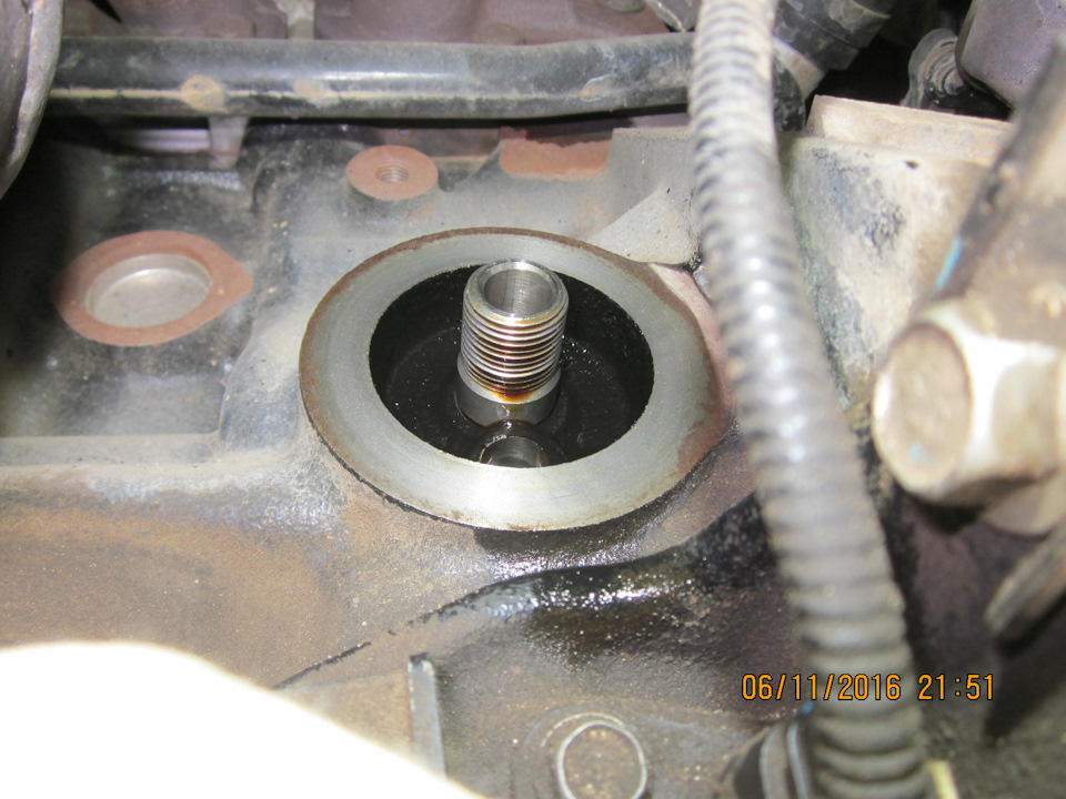 В этот раз при откручивании отработавшего маслофильтра обошлось без маслоизлияния. — Daewoo Gentra